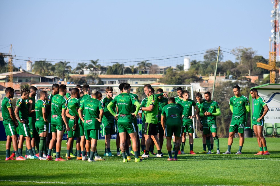 Vagner Mancini conversa com jogadores do América-MG durante treinamento — Foto: João Zebral