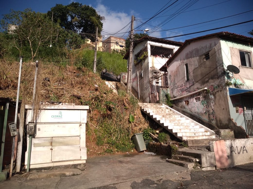 Guincho foi encaminhado ao local, para fazer a retirada do carro &mdash; Foto: Divulga&ccedil;&atilde;o/Transalvador