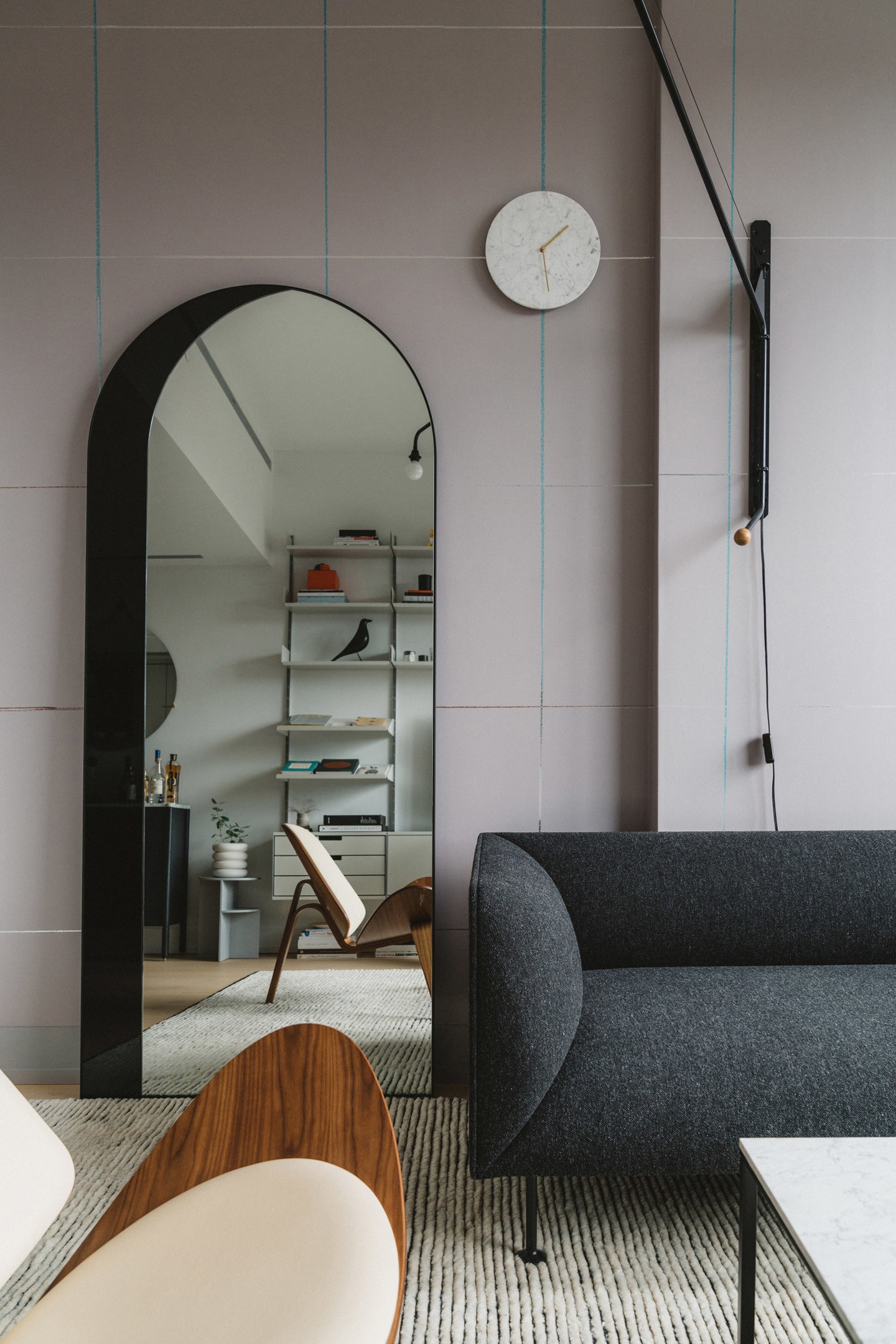 Décor do dia: papel de parede minimalista na sala de estar (Foto: Erica Choi e Hoon Kim/Divulgação)