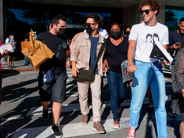 Junior Lima é tietado em aeroporto (Foto: Webert Belicio/AgNews)