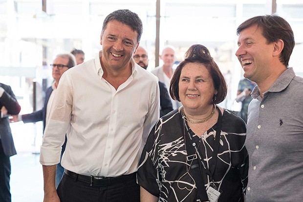 Suzy with former Primer Minister of Italy and former Mayor of Florence Matteo Renzi (left), and the current Mayor of Florence, Dario Nardella, at the opening of the Guest Nation Australia pavillion hosted by the Pitti Immagine Foundation (Foto: PROJ3CT STUDIO)