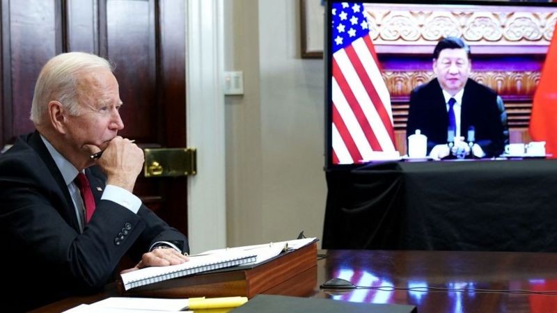 Joe Biden, presidente dos EUA, em teleconferência com Xi Jinping, presidente da China, em 15 de novembro de 2021 (Foto: Getty Images via BBC)