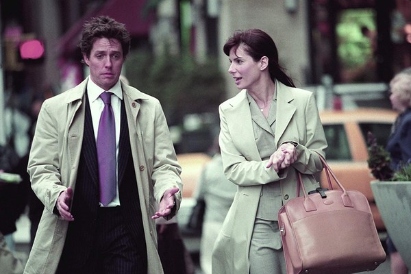 Hugh Grant e Sandra Bullock em Amor à Segunda Vista (2002), comédia romântica que recebeu avaliações mistas da crítica (Foto: Divulgação)