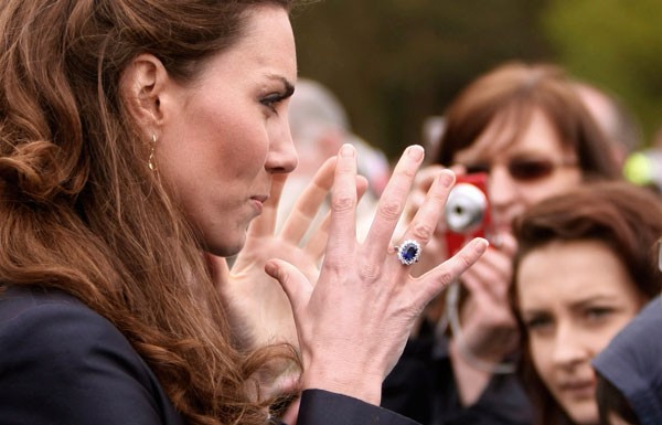 Kate Middleton exibe as unhas sem esmalte (Foto: Getty Images)