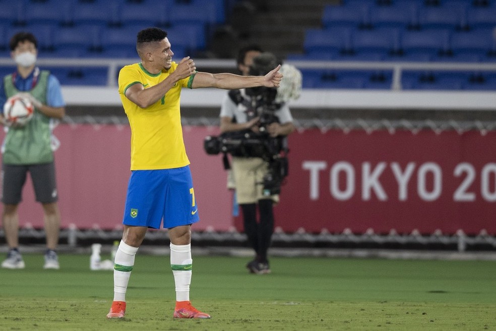 Paulinho, na seleção, fazendo sua clássica comemoração em homenagem ao orixá Oxóssi — Foto: Reprodução