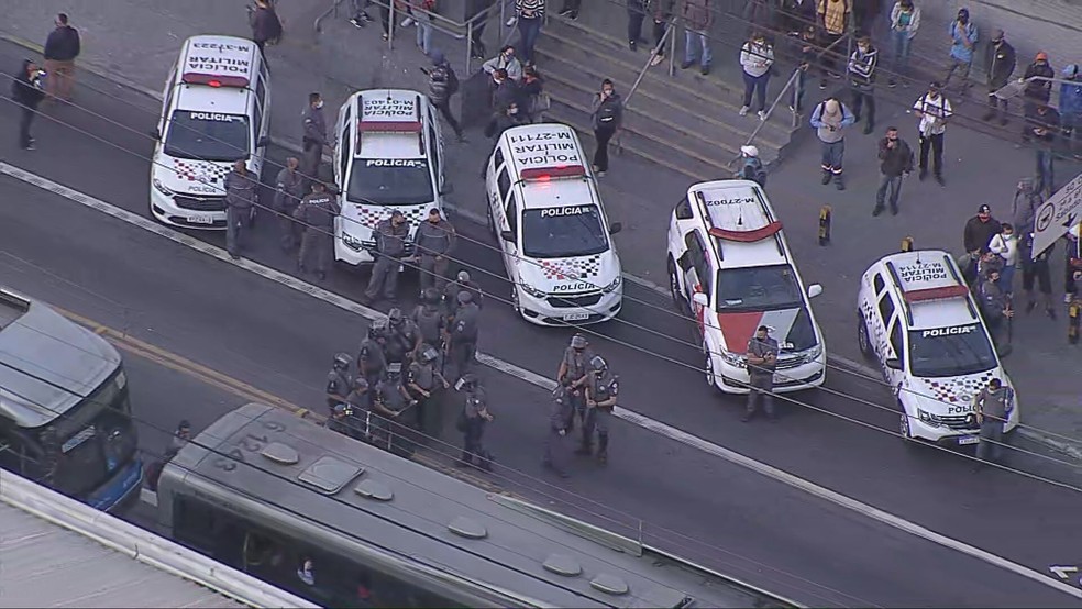 Policiais militares armados com escudos nos arredores da estação Grajaú, da linha 9-Esmeralda da CPTM — Foto: Reprodução/TV Globo
