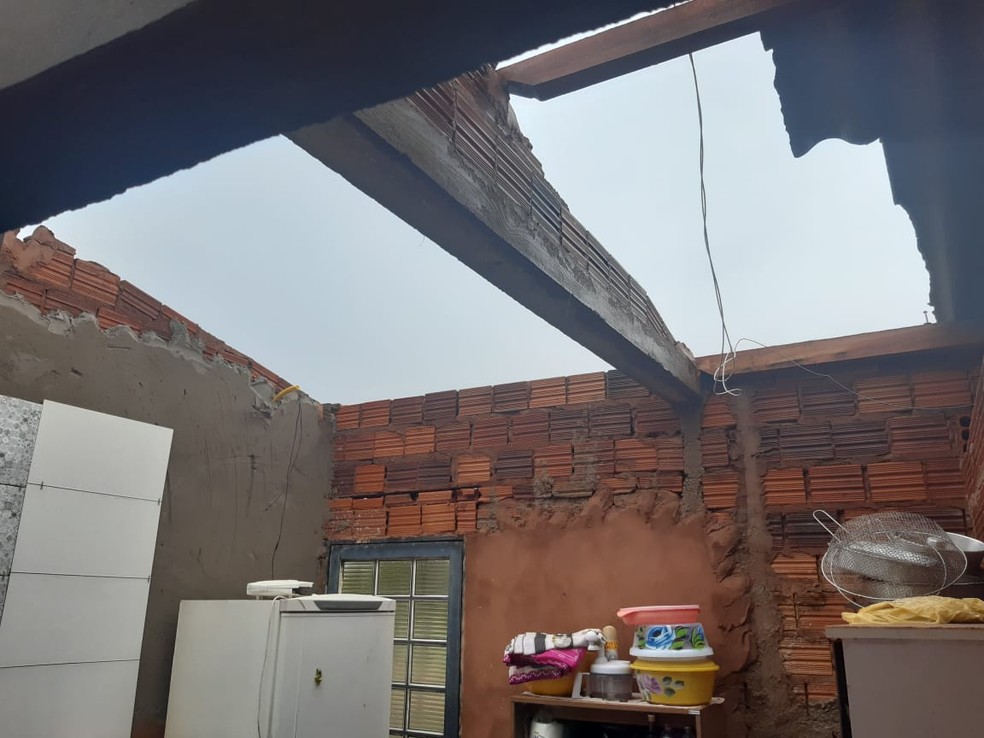 Houve destelhamentos de casas em Martinópolis nesta segunda-feira (9) — Foto: Defesa Civil