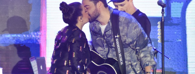 Maiara e Fernando Zor beijam no navio de Luan Santana — Foto: Leo Franco/ AgNews