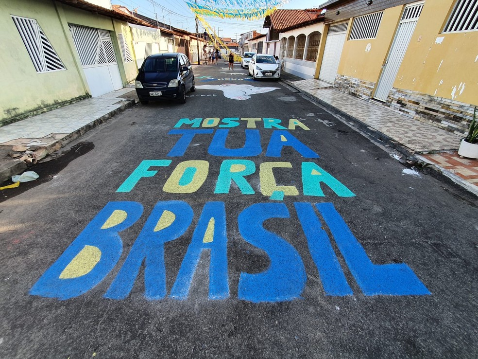 Pintura "Mostra a tua força Brasil" na Rua Intendente Nuno Pinho — Foto: Arquivo pessoal