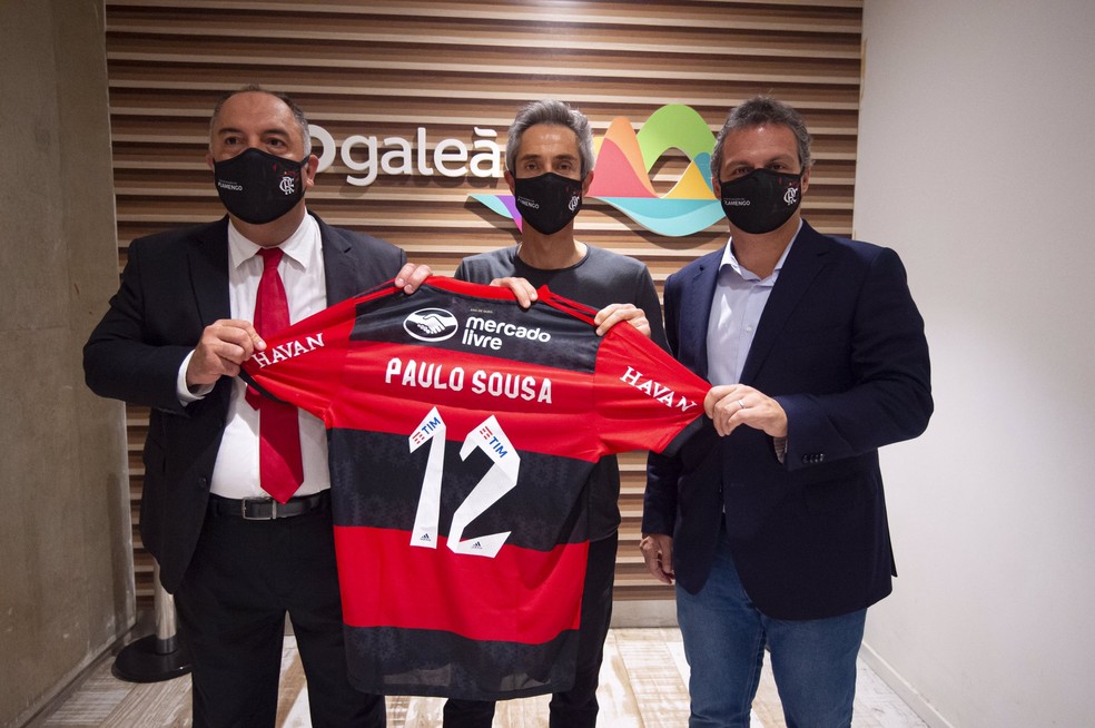 Paulo Sousa recebe a camisa do Flamengo com seu nome — Foto: Alexandre Vidal/Flamengo