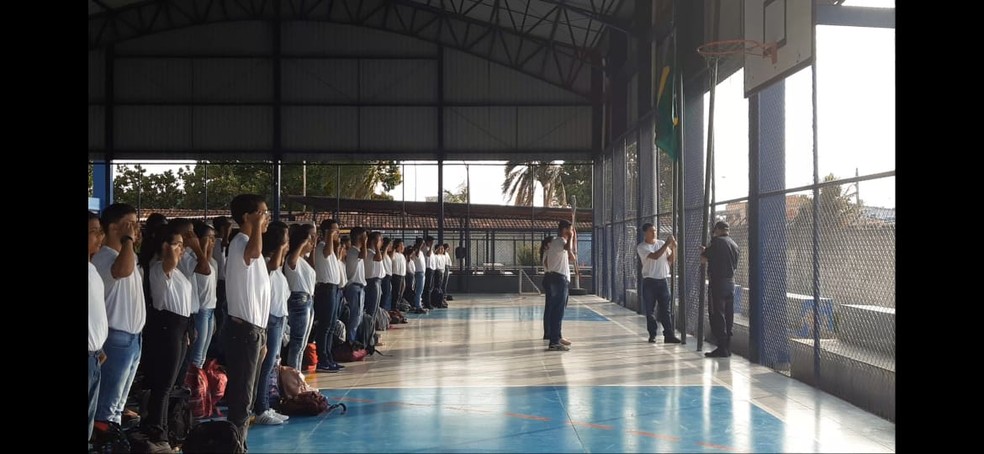 Alunos cantam o hino nacional no Centro Educacional 308 no Recanto das Emas, escola militarizada do DF — Foto: Carolina Cruz/G1 DF 