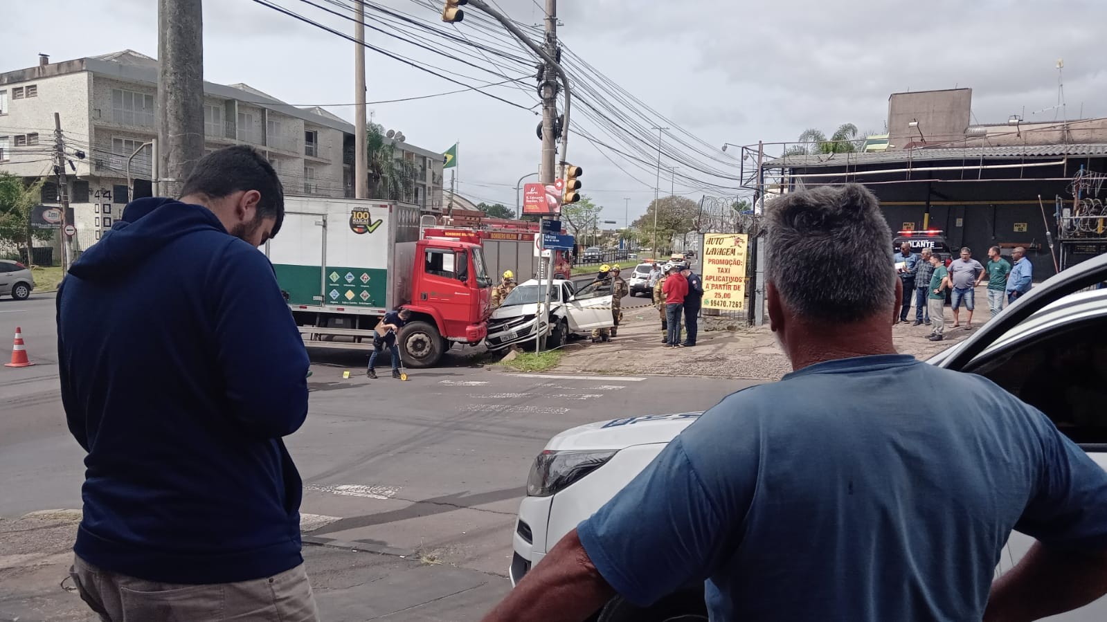 VÍDEO: passageira de carro morre após veículo ser atingido por caminhão em Porto Alegre