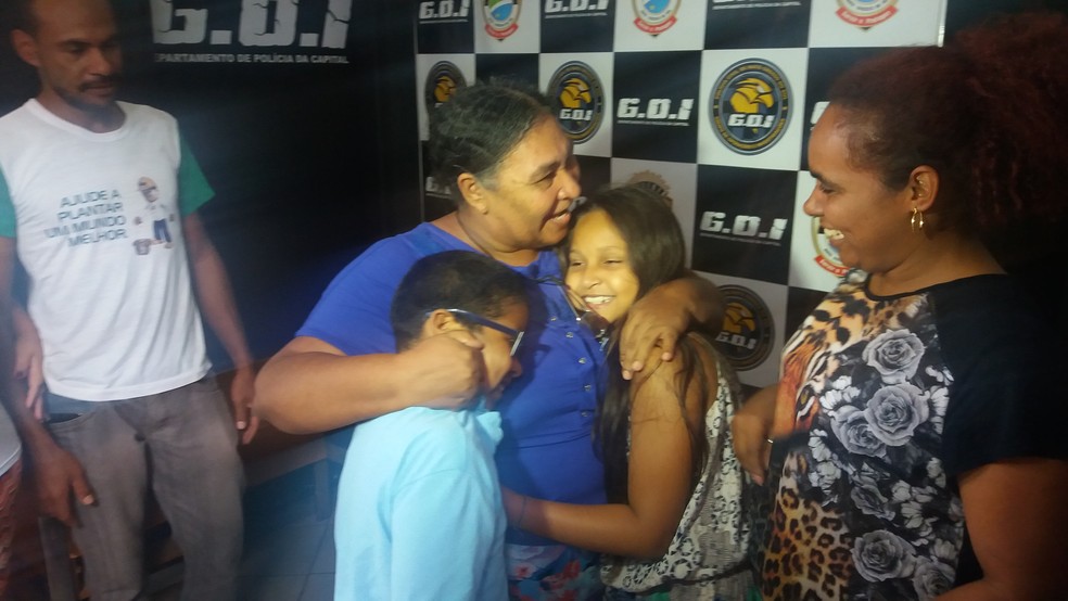 Netos estavam muito felizes ao conhecer a av&oacute;  (Foto: Graziela Rezende/G1 MS)