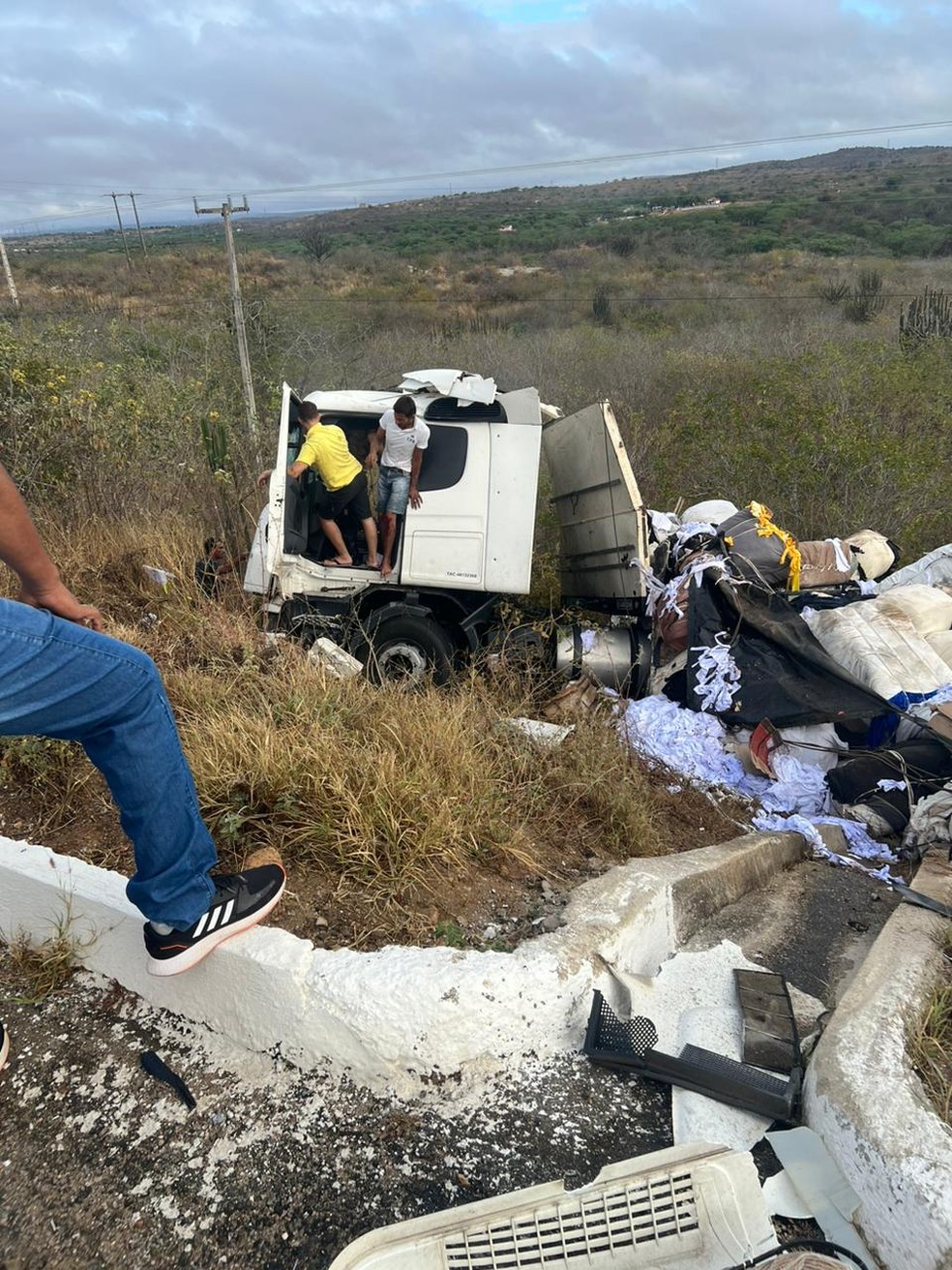 Carreta tombou na manhã deste domingo (13) em Santa Cruz, no Agreste potiguar. — Foto: Redes sociais