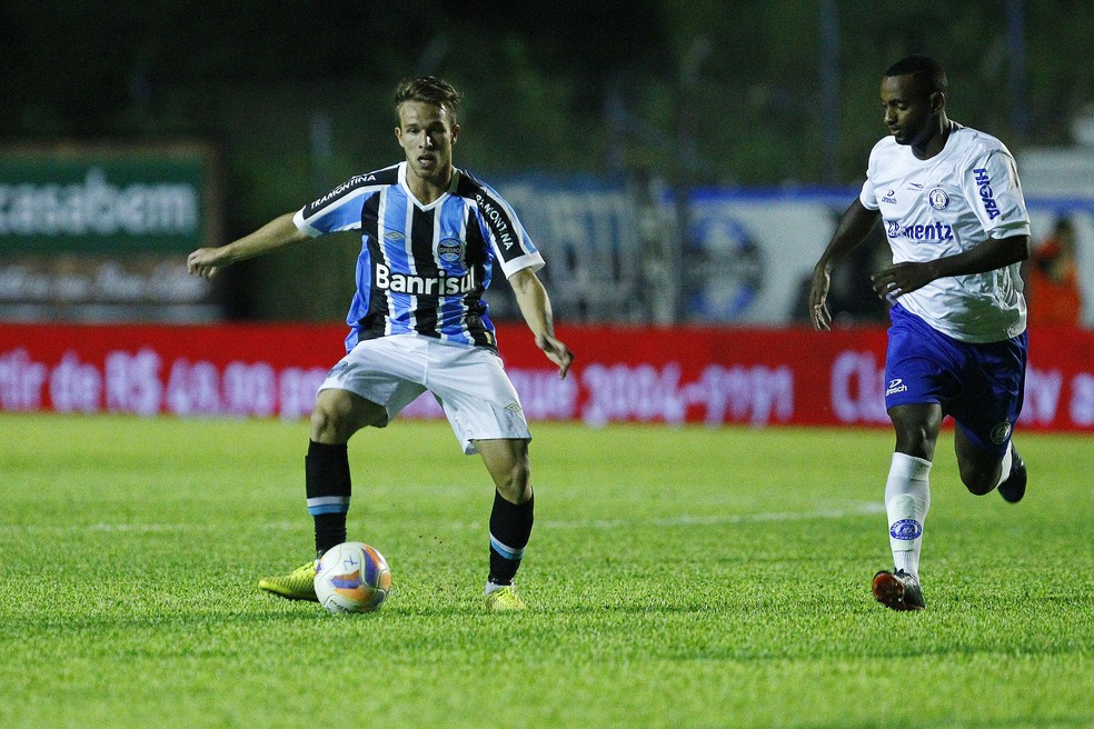 Arthur como profissional ocorreu em derrota para o Aimoré, em 2015 (Foto: Lucas Uebel/Grêmio)