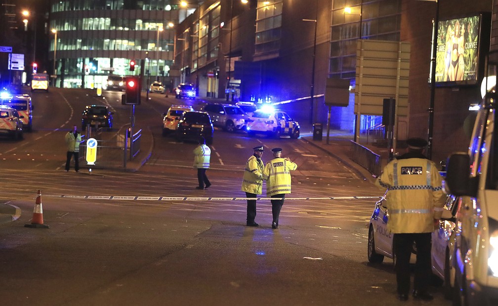Policiais em área próxima à Manchester Arena (Foto: Peter Byrne/AP)