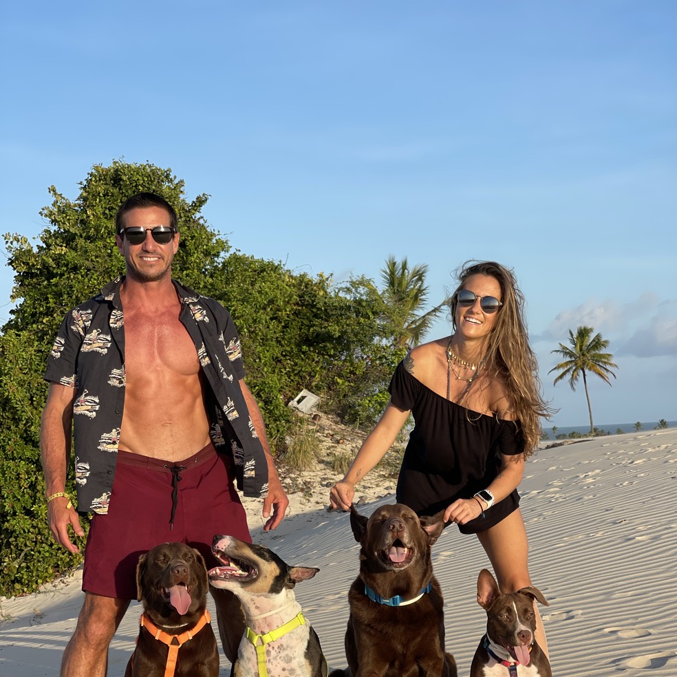 Ivan e Camila com os cachorros Bono, Bali, Cacau e Keka — Foto: Reprodução/Instagram