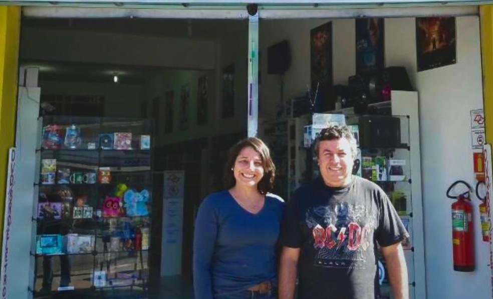 Gilberto e sua esposa Elisete em frente a locadora Braga Vídeo em Santa Branca — Foto: Arquivo pessoal
