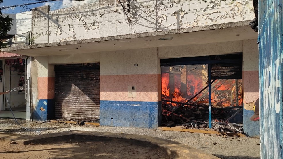 Fogo começou por volta das 14h — Foto: Local ficou destruído por causa das chamas 