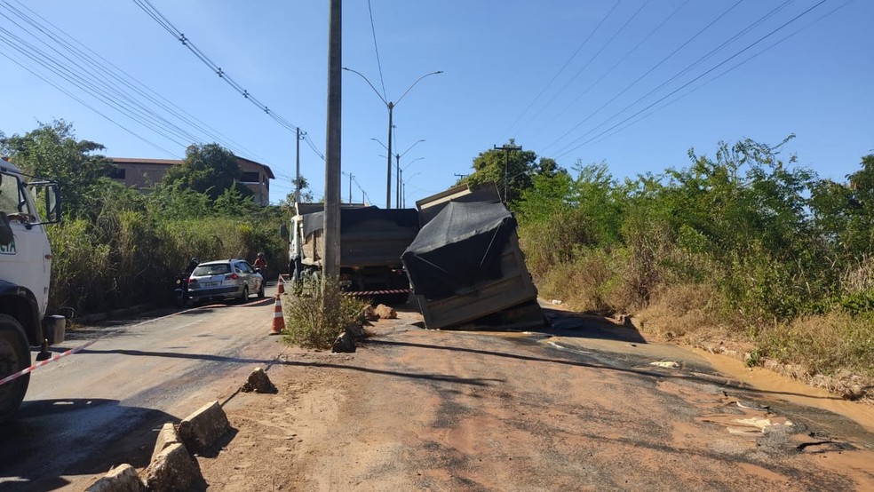 Caminhão fica preso em buraco, interdita avenida e bairros da Zona Sul de Teresina ficam sem água para reparo — Foto: Ângela Bispo/TV Clube