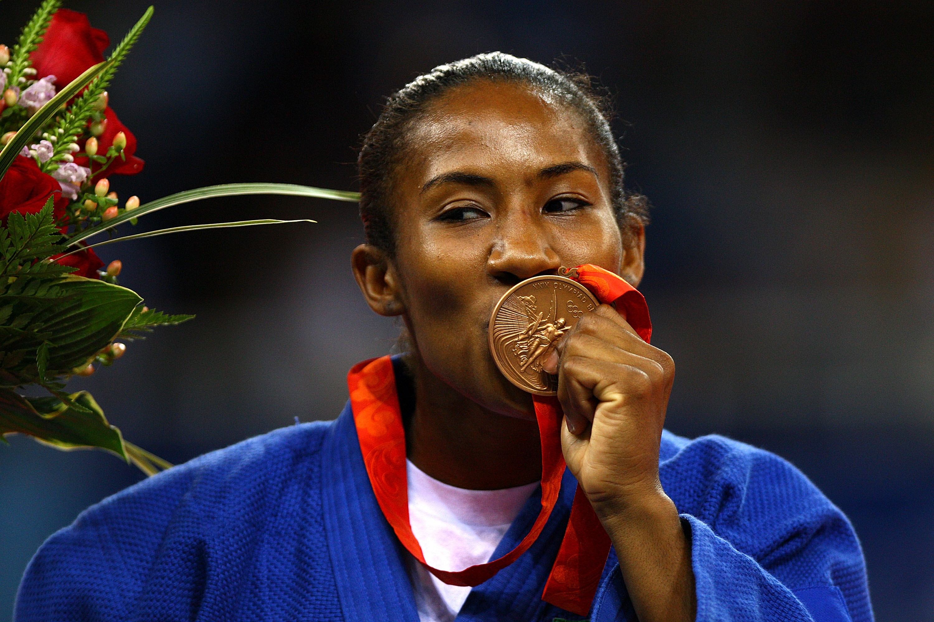 Ketleyn Quadros com sua medalha de bronze nos Jogos de Pequim, em 2008 (Foto: Getty Images)