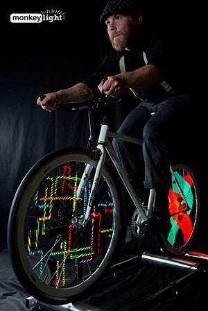 LEDs em roda de bicicleta cria animações ao andar de bicicleta (Foto: Divulgação/MonkeyLectric)