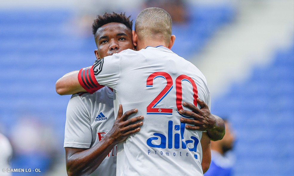 Thiago Mendes comemora gol de Slimani, no primeiro de dois amistosos do Lyon no s&aacute;bado &mdash; Foto: Damien LG/Lyon