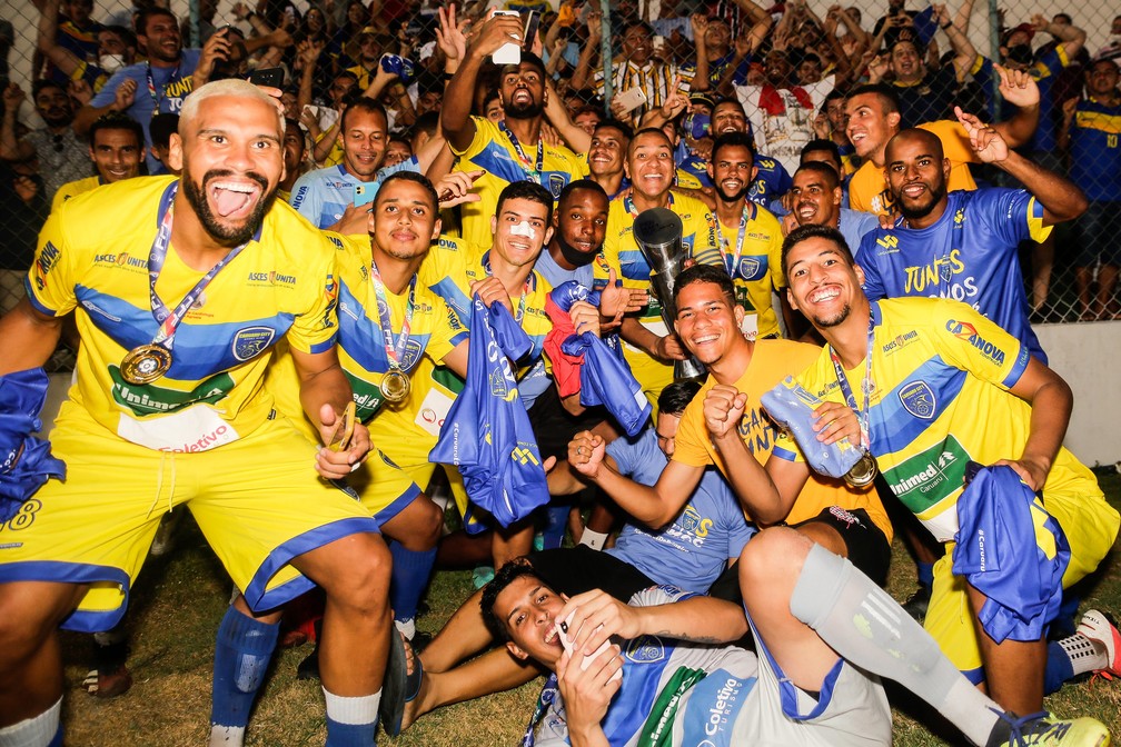 Jogadores do Caruaru City comemoram título da Série A2 — Foto: Rafael Vieira / FPF