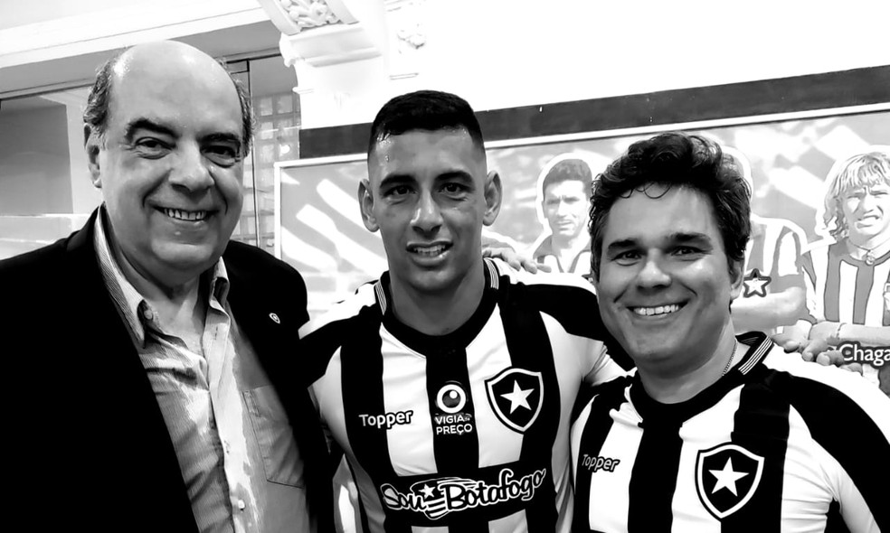 João Vieira ao lado de Diego Souza e Nelson Mufarrej durante a apresentação do reforço — Foto: Virna Santolia