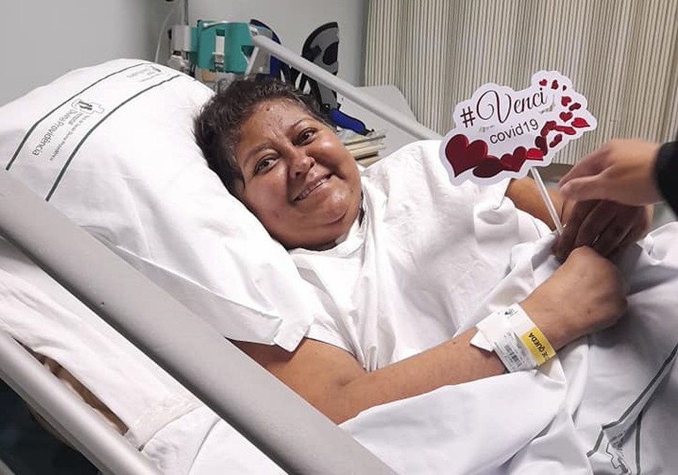 Cristiane dos Reis Duarte comemora alta hospitalar após mais de 200 dias internada por conta da Covid-19 em Porto Alegre — Foto: Reprodução/Facebook