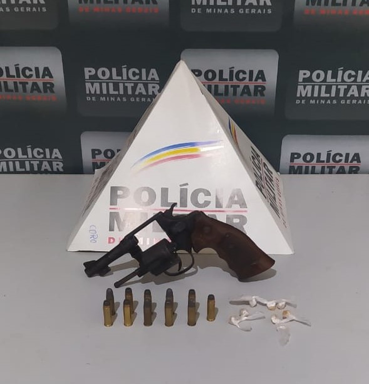 Homem é preso após PM aprender pedras de crack e revólver na casa dele, em Governador Valadares; arma estava dentro de travesseiro - Vimarsana News
