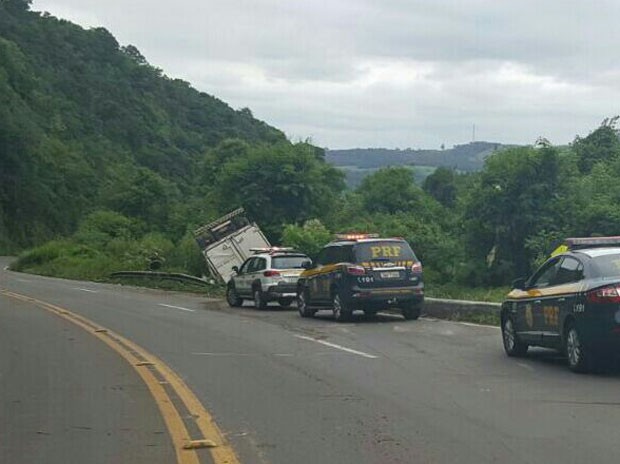 Caminhão saiu da pista na BR-386, em Pouso Novo (Foto: PRF-RS/Divulgação)