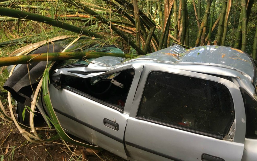 Apesar do veículo ter ficado destruído, motorista sofreu ferimentos leves (Foto: Clériston Santana/TV Bahia)