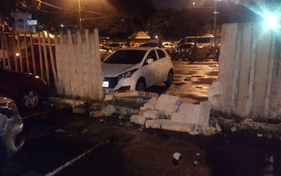 Muro desabou apÃ³s agentes colidirem viatura (Foto: DivulgaÃ§Ã£o/Astram)
