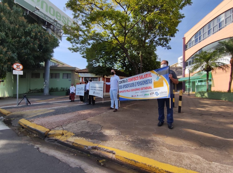 Grupo realizou protesto pacífico contra Doria em Presidente Prudente — Foto: Murilo Zara/TV Fronteira