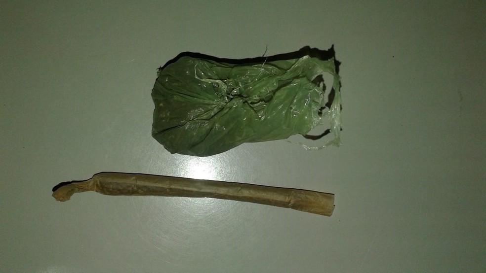 Maconha foi encontrada dentro do automóvel e apreendida — Foto: Polícia Militar