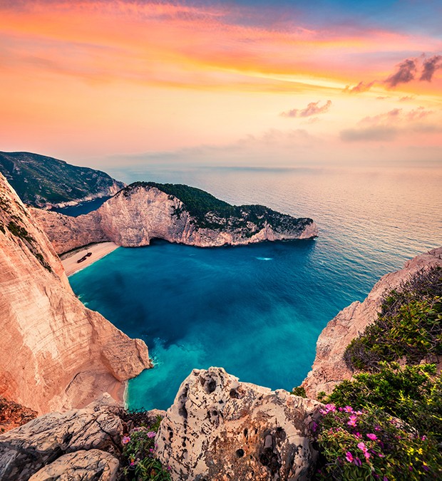 Fabulous spring scene on the Shipwreck Beach. Colorful sunset on the Ionian Sea, Zakinthos island, Greece, Europe. Beauty of nature concept background. Artistic style post processed photo. (Foto: Getty Images/iStockphoto)