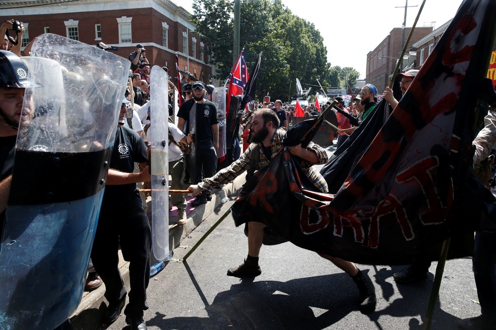 Grupo de supremacistas brancos entram em confronto com antifascistas (Foto: REUTERS/Joshua Roberts)