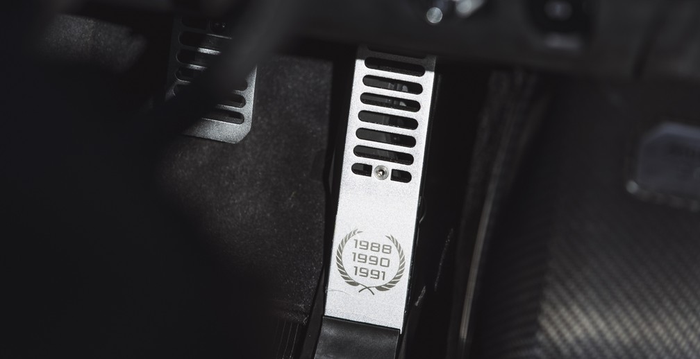Detalhe do pedal da McLaren Senna 001 com os tÃ­tulos do piloto brasileiro (Foto: DivulgaÃ§Ã£o)