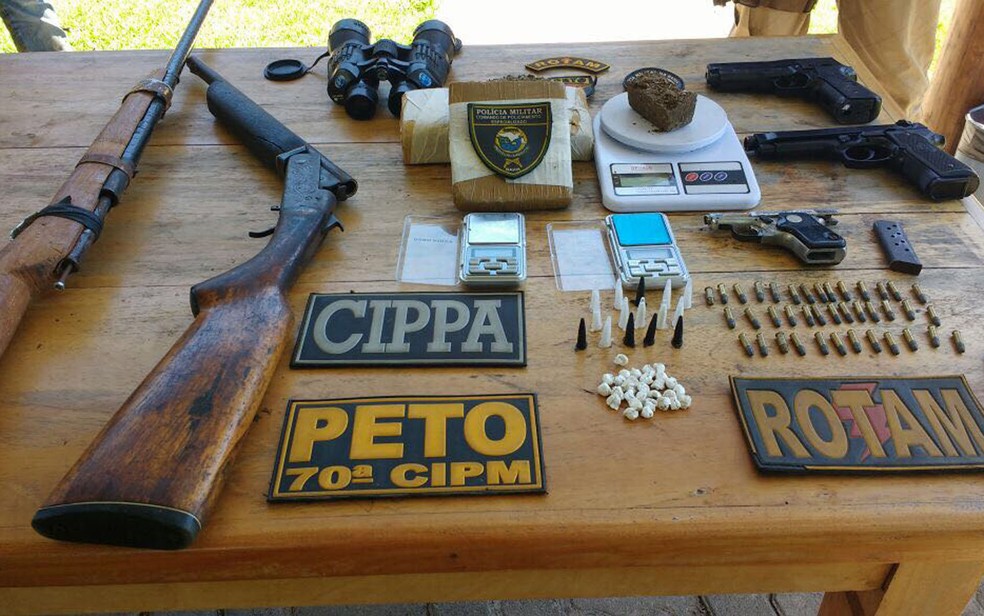 Armas e celulares foram encontrados com criminosos, em Ilhéus (Foto: Divulgação/ PM-BA)