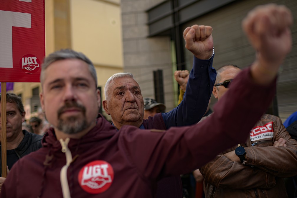 Sindicalistas participam de manifestação em Pamplona, norte da Espanha, em 1º de maio de 2023 — Foto: Alvaro Barrientos/AP