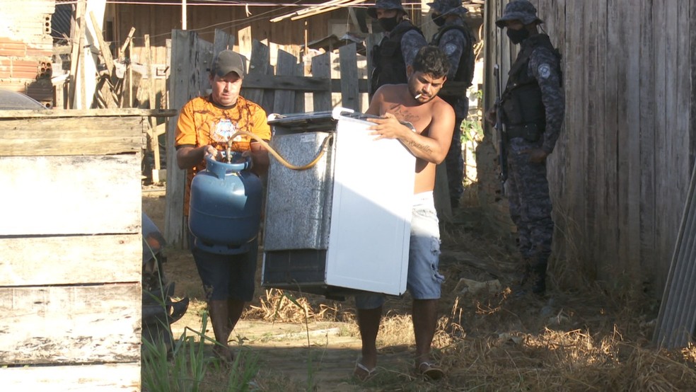 Famílias são retiradas de área ocupada em Ariquemes, RO — Foto: William Andrade/Rede Amazônica