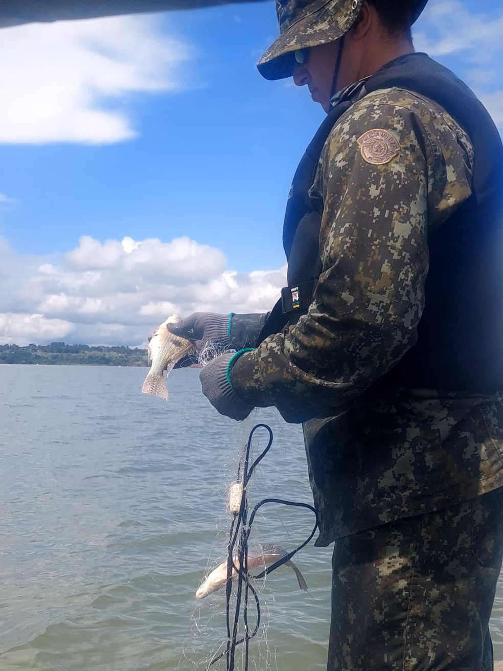Polícia Militar Ambiental apreendeu 550 metros de redes de pesca no Rio Paraná, em Presidente Epitácio (SP) — Foto: Polícia Ambiental