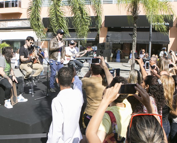 Banda Malta canta os sucessos em apresentação em shopping do Rio (Foto: Felipe Monteiro / Gshow)