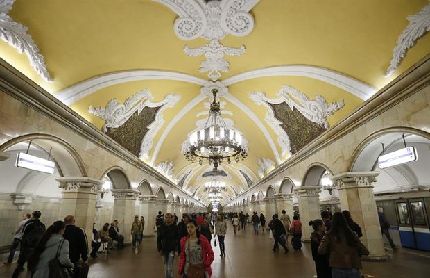  Vista da estação Komsomolskaya do metrô de Moscou (Foto: Agência EFE)