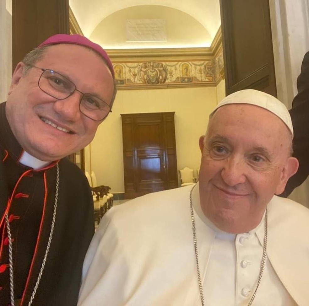 Dom Magnus Henrique Lopes, da Diocese do Crato, fez selfie com o Papa Francisco no Vaticano. — Foto: Instagram/Dom Magnus