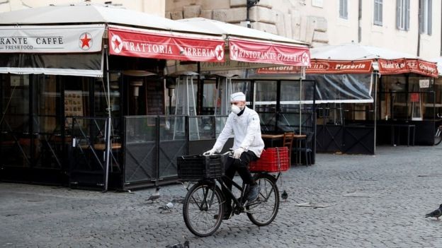 Em Roma, alguns bares e cafés seguem funcionando, mas apenas fazendo entregas (Foto: Reuters)