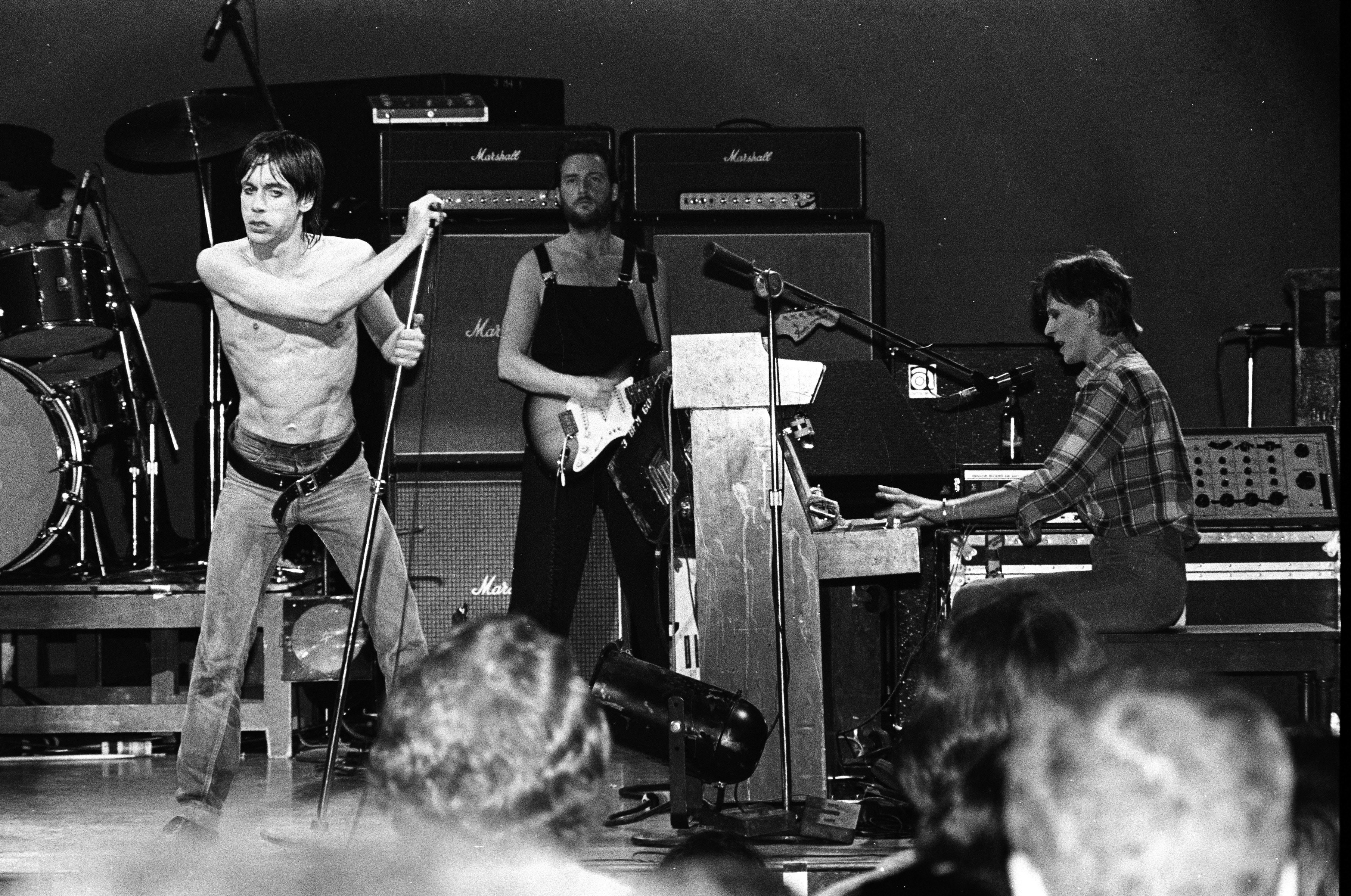 SAN FRANCISCO - 1978:  L-R Iggy Pop, Ricky Gardiner and David Bowie perform live in 1978 in San Francisco, California. (Photo by Richard McCaffrey/Michael Ochs Archive/Getty Images)  (Foto: Getty Images)