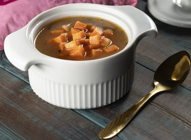 Você pode servir o caldo de feijão com cenoura em porções individuais (Foto: Pantera Alimentos / Divulgação)