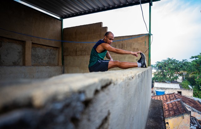 RIO DE JANEIRO, BRAZIL - JUNE 11: Paralympic athlete Felipe da Sousa Gomes, 34, trains on the roof slab of his mother-in-law's house in Anchieta Neighborhood amidst the coronavirus (COVID-19) on June 11, 2020 in Rio de Janeiro, Brazil. Felipe is a two-tim (Foto: Getty Images)